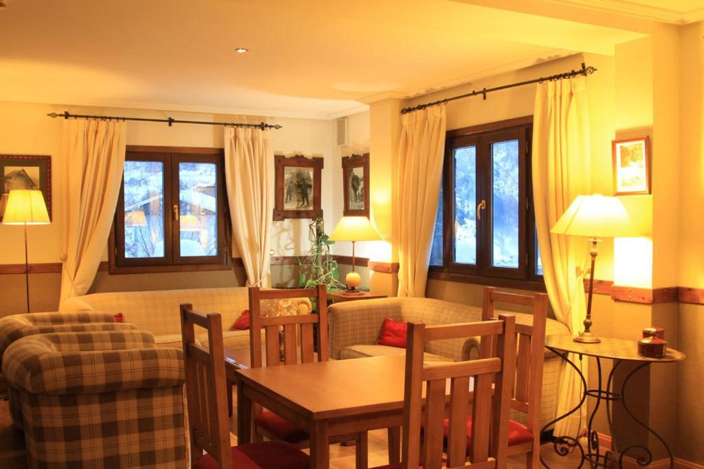 Aparthotel Sarrato Sallent De Gallego Bagian luar foto