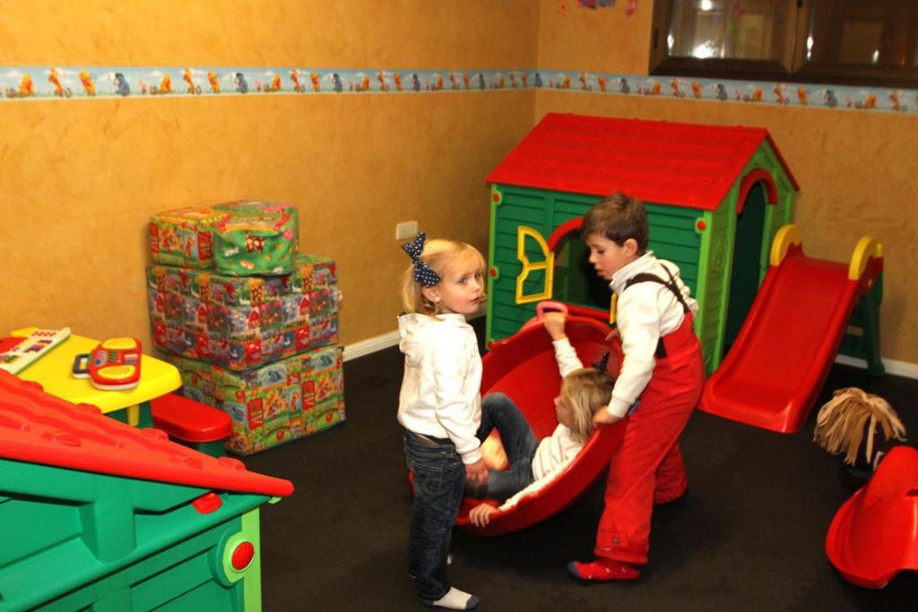 Aparthotel Sarrato Sallent De Gallego Bagian luar foto