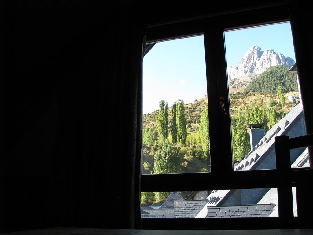 Aparthotel Sarrato Sallent De Gallego Bagian luar foto